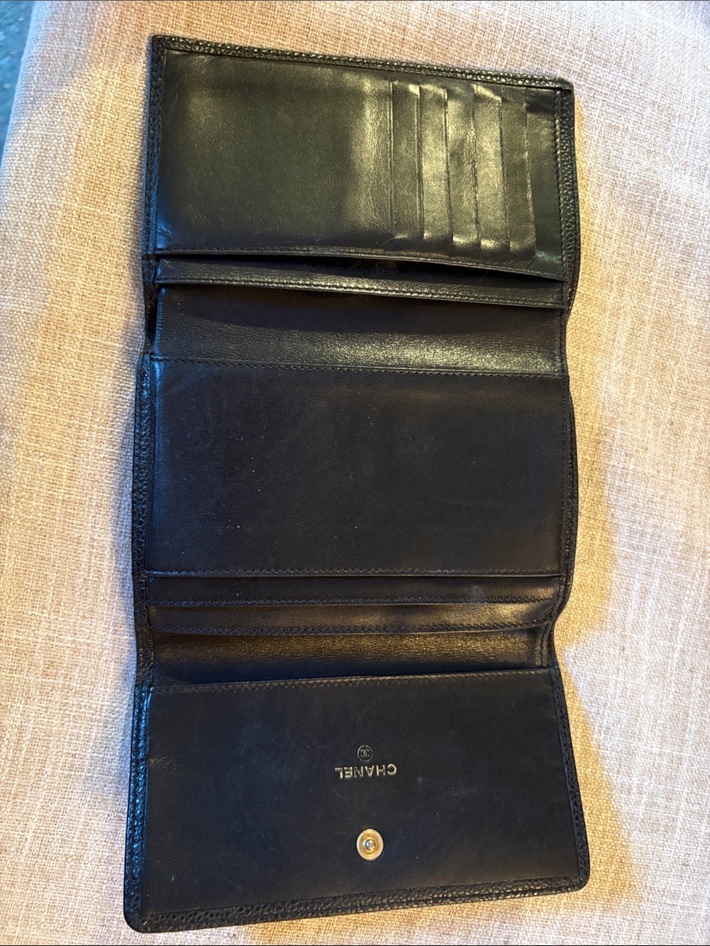 CHANEL Black CC Logo Wallet in Caviar Leather - Picture 4 of 11